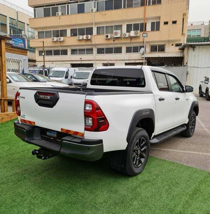 HILUX-BACK-RIGHT-min